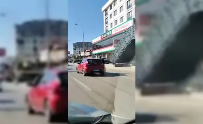 Bursa'da otomobile tutunan genç canını böyle tehlikeye attı