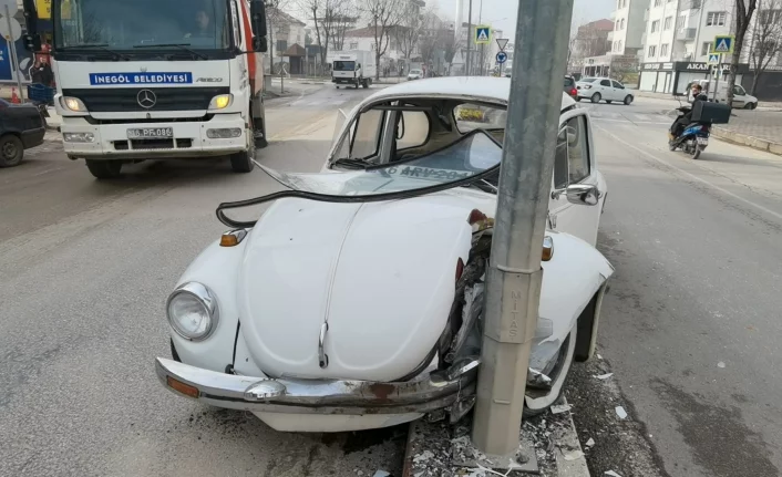 Bursa'da otomobilin aydınlatma direğine çarptığı kazada 1 kişi yaralandı