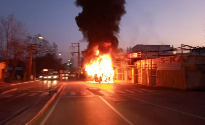 Bursa'da özel halk otobüsü alev alev yandı