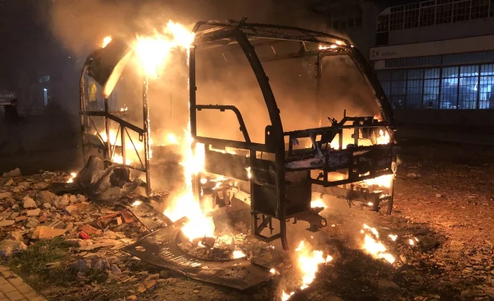 Bursa'da park halinde minibüs alev alev yandı