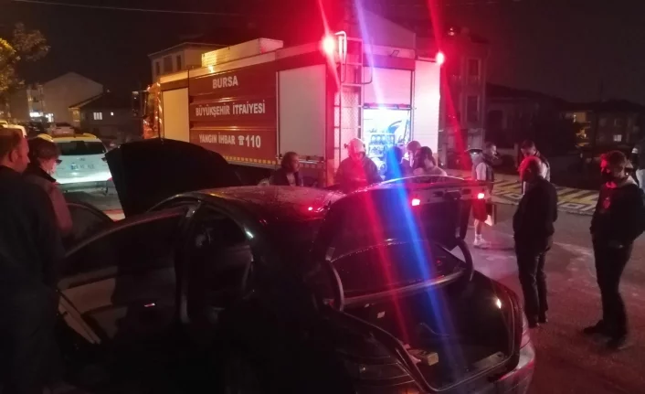 Bursa'da park halindeki araç alev alev yandı!