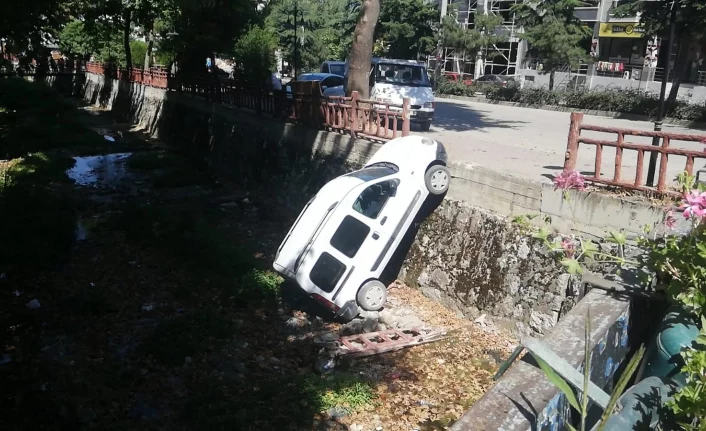 Bursa'da park halindeki araç dereye uçtu!