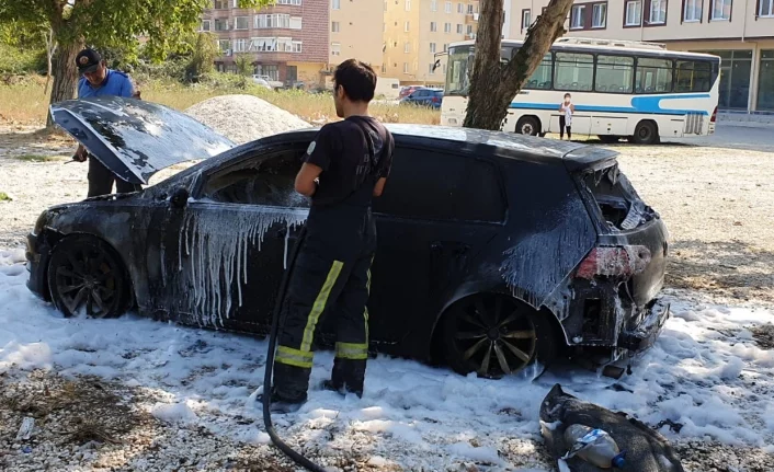 Bursa'da park halindeki lüks araç alev alev yandı!