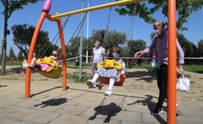 Bursa'da parklar çocuklarla doldu taştı
