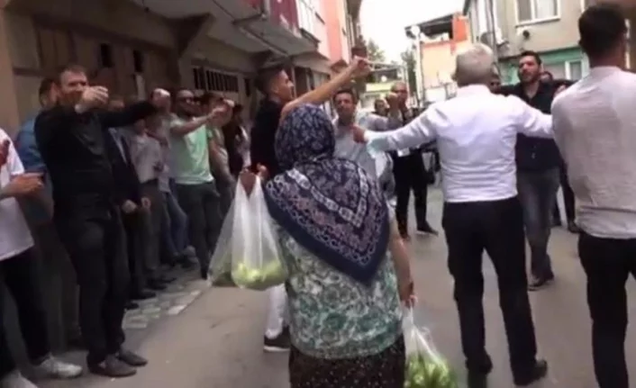 Bursa'da pazar torbasıyla gelin almaya gelen yaşlı kadın renkli görüntüler oluşturdu