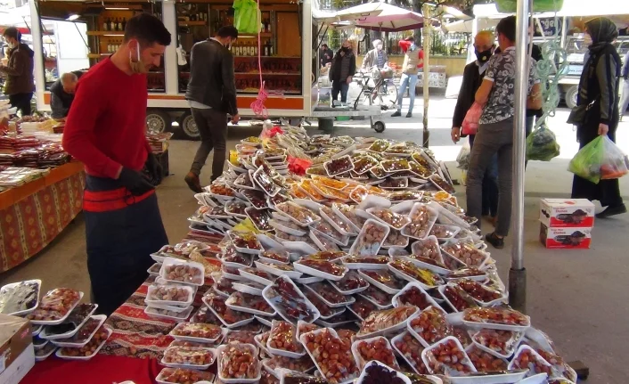 Bursa'da pazarın gözdesi hurma
