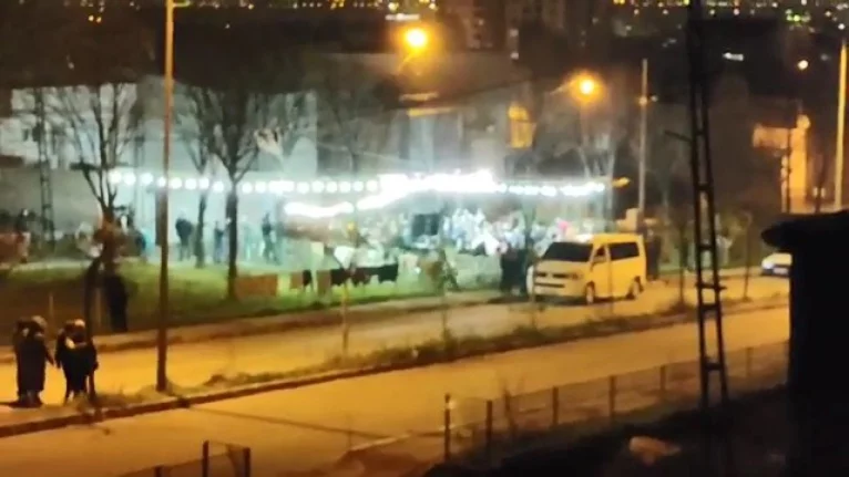 Bursa'da pes dedirten manzara...Koronavirüsü hiçe sayıp sokak düğünü düzenlediler