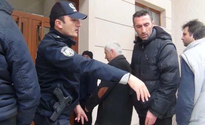 Bursa'da polis mesafe nöbetinde