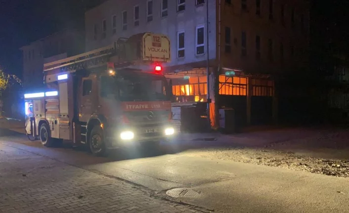 Bursa'da polisler yangının büyümesini engelledi