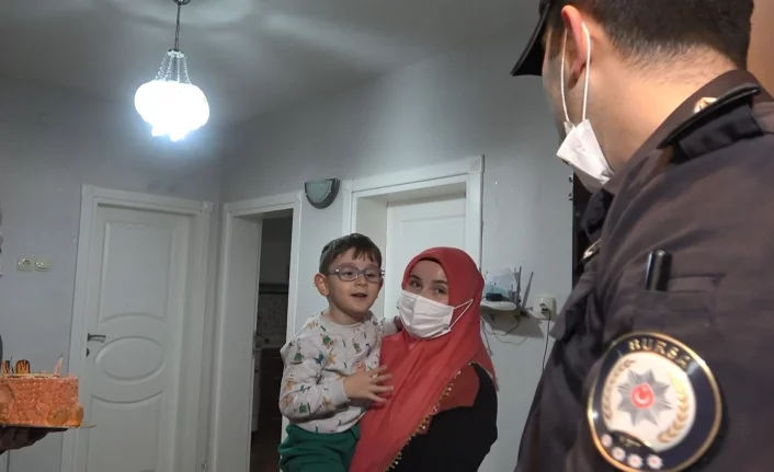 Bursa'da  polisten 5 yaşındaki çocuğa doğum günü sürprizi
