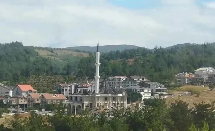 Bursa'da rüzgâr minareyi beşik gibi salladı