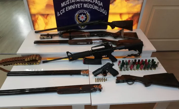 Bursa'da şafak baskını yapılan ev silah deposu çıktı