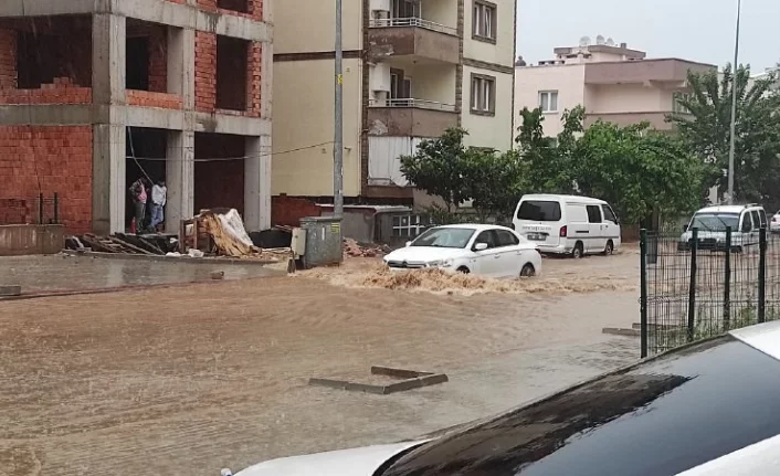 Bursa'da sağanak yağış hayatı felç etti