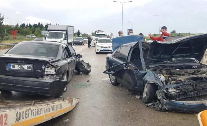 Bursa'da sağanak yağışla gelen kazada 7 kişi yaralandı