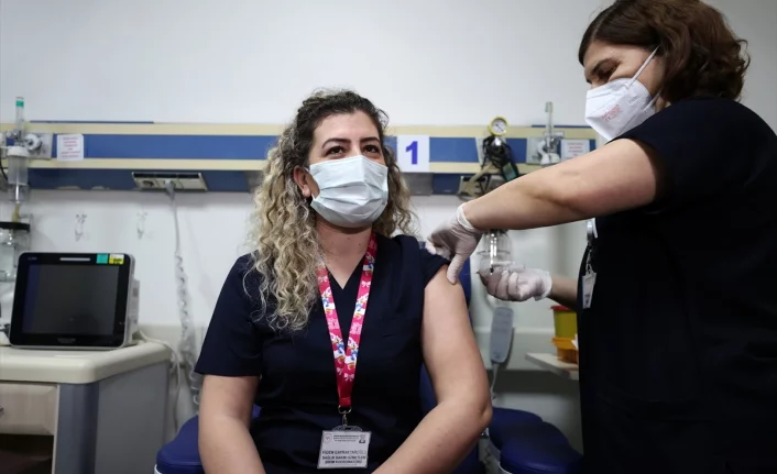 Bursa'da sağlık çalışanlarına ilk aşılar yapılıyor