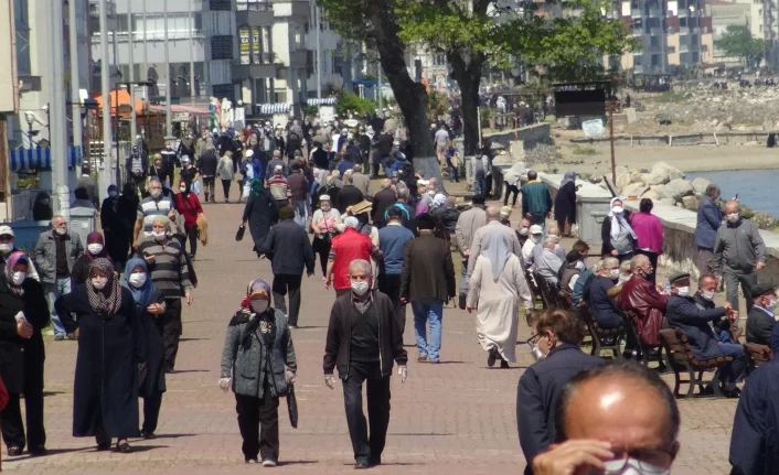 Bursa'da sahiller 65 yaş üstü vatandaşlarla doldu!
