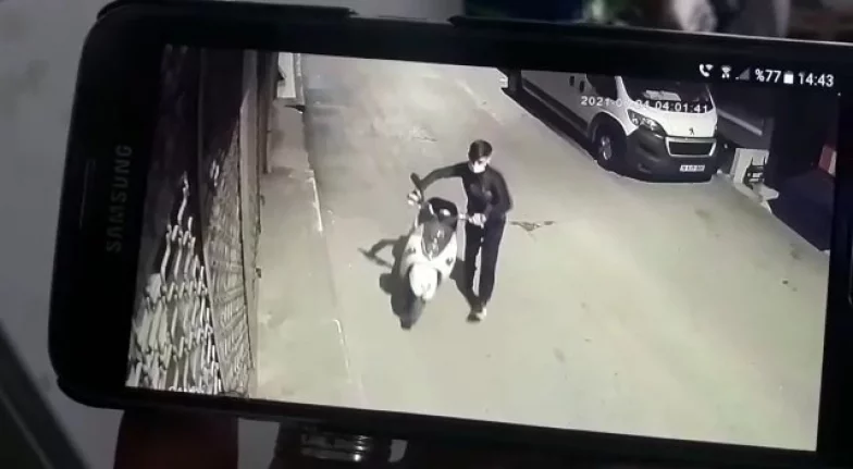 Bursa'da saniyeler içerisindeki motosiklet hırsızlığı kameralara yansıdı