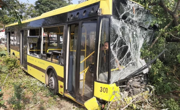 Bursa'da şehir içi otobüs arıza yapan kamyonete çarptı: 21 yaralı