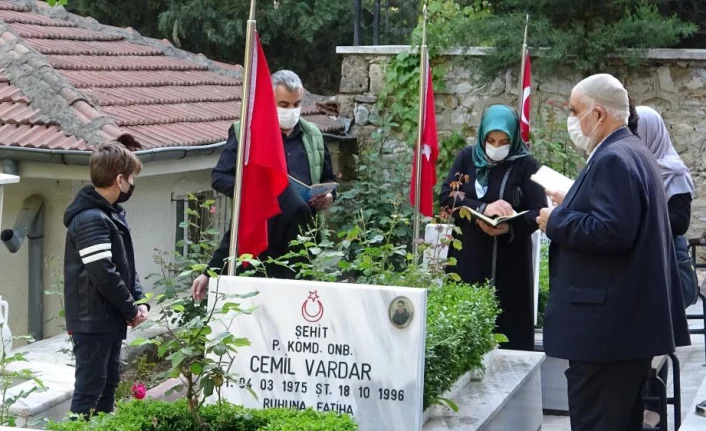 Bursa'da Şehit yakınları bayramın ilk ziyaretinde şehitliğe koştu