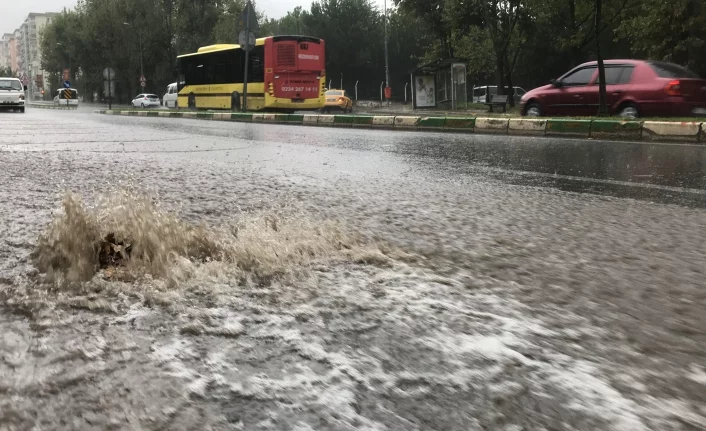 Bursa'da sel hayatı felç etti