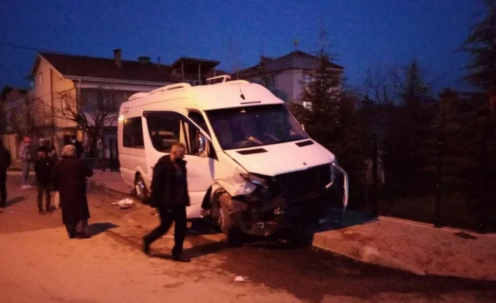 Bursa'da servis midibüsü ile otomobil çarpıştı: 2 yaralı