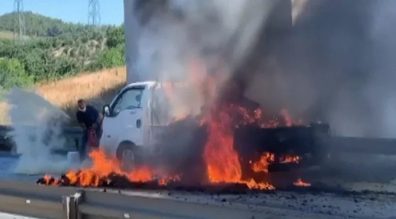 Bursa'da seyir halindeki araç alev alev yandı!