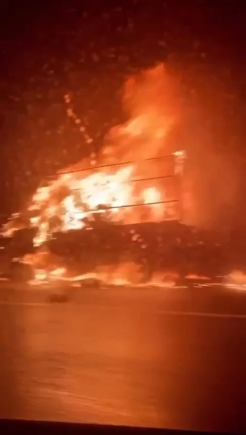 Bursa'da seyir halindeki kamyonet alev alev yandı