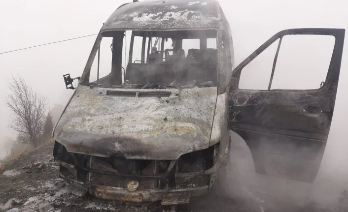 Bursa'da seyir halindeki minibüs alev alev yandı