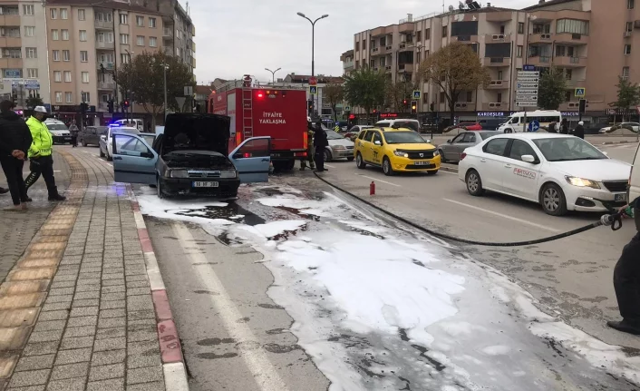 Bursa'da seyir halindeki otomobil alev alev yandı!