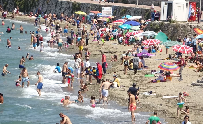Bursa'da sıcağı gören koronavirüsü unutup sahile koştu!