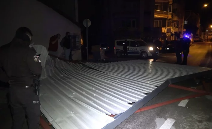 Bursa'da şiddetli esen rüzgar çatıyı uçurdu!