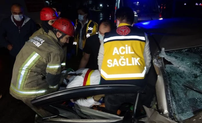 Bursa'da sıkışmalı kaza: 2'si ağır 3 kişi yaralandı