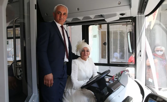Bursa'da şoför çiftin gelin arabaları, kullandıkları belediye otobüsü oldu