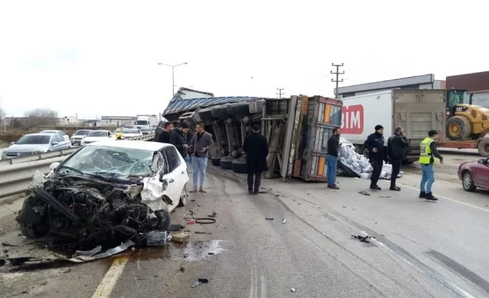 Bursa'da su yüklü tırla otomobil çarpıştı 1 kişi yaralandı