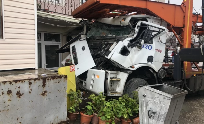 Bursa'da sürücüsüz TIR eve çarptı!