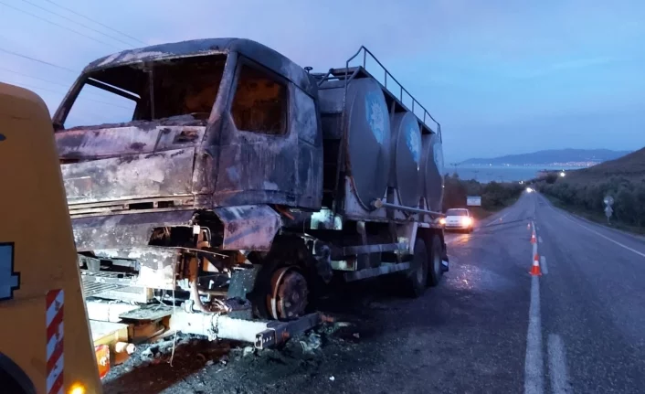 Bursa'da süt kamyonu alev alev yandı