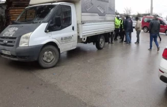 Bursa'da talihsiz adam iki kamyonet arasına sıkıştı