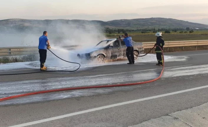 Bursa'da tamirden çıkan otomobil alev alev yandı