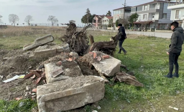 Bursa'da tarihi lahit parçalanmış halde yol kenarında bulundu