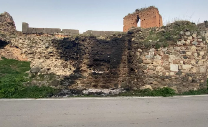 Bursa'da tarihi surlara zeytin dalı yakıp zarar verdiler