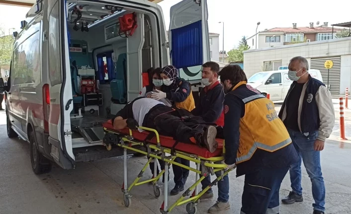 Bursa'da taşıdığı malzemelerin altında kalan işçi yaralandı