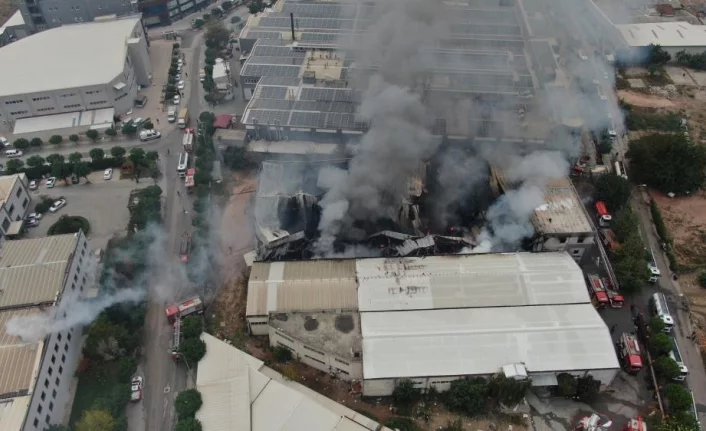 Bursa'da tekstil fabrikasındaki büyük yangın 3 saatin sonunda kontrol altına alındı
