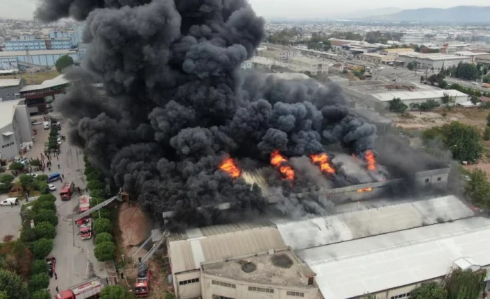 Bursa'da tekstil fabrikasındaki büyük yangın drone ile havadan böyle görüntülendi