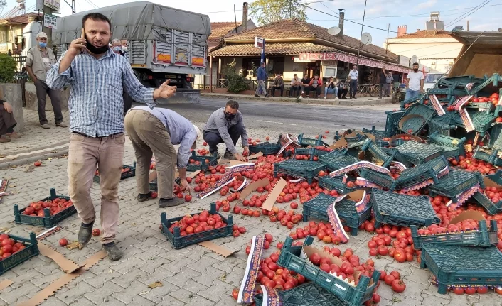 Bursa'da tonlarca domates yola saçıldı!