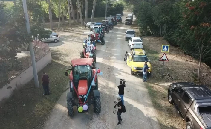 Bursa'da traktörlerden oluşan sünnet konvoyu dikkat çekti