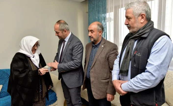 Bursa'da Türkan teyze umre için biriktirdiği parayı depremzedelere bağışladı