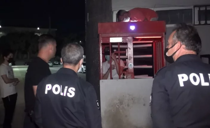 Bursa'da tuvaletin turnikeli kapısına sıkıştı, 2 saat mahsur kaldı