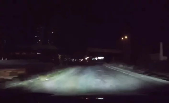 Bursa'da viiraja hızlı giren otomobil köprü duvarına çarptı