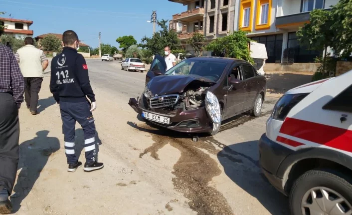 Bursa'da virajı alamayan kadın sürücü duvara çarptı