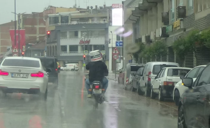 Bursa'da yağıştan korunmak için başına kova geçirdi